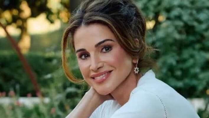 الملكة رانيا تُلفت الأنظار خلال تصفيف شعر حفيدتها