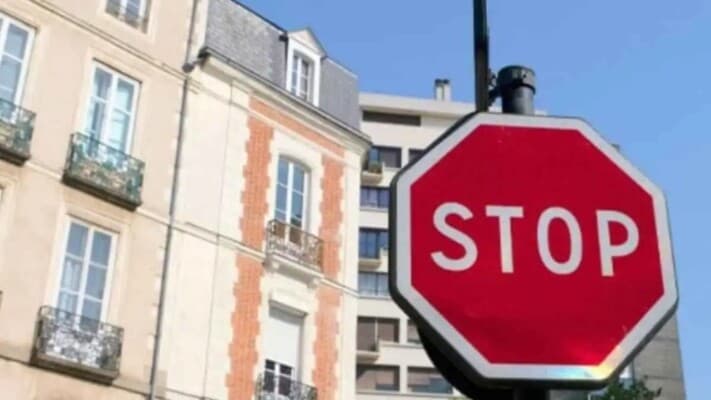 سبب غياب إشارات التوقف في أكبر عواصم أوروبا