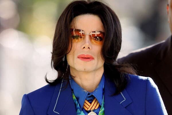 Michael Jackson collectibles back on auction