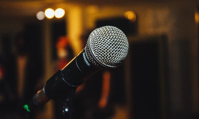 إعلامية مصرية تتلقى العزاء لوفاة والدتها