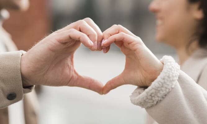 Lebanese media figure announces cross-religion engagement