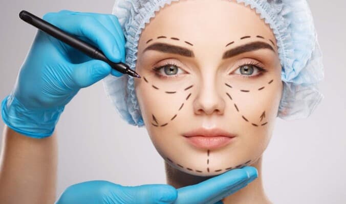 ممثلة معروفة تظهر بتغييرات بعد التجميل