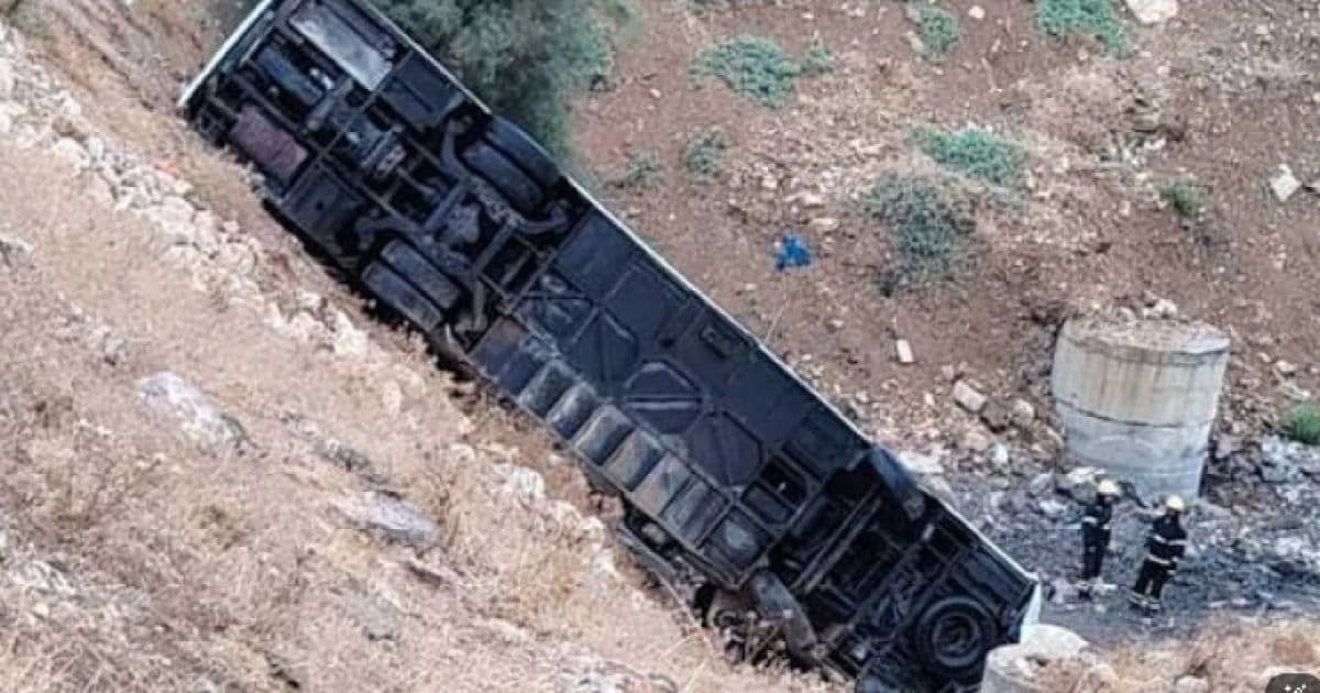 Bus accident on airport highway leaves 1 dead and 40 injured