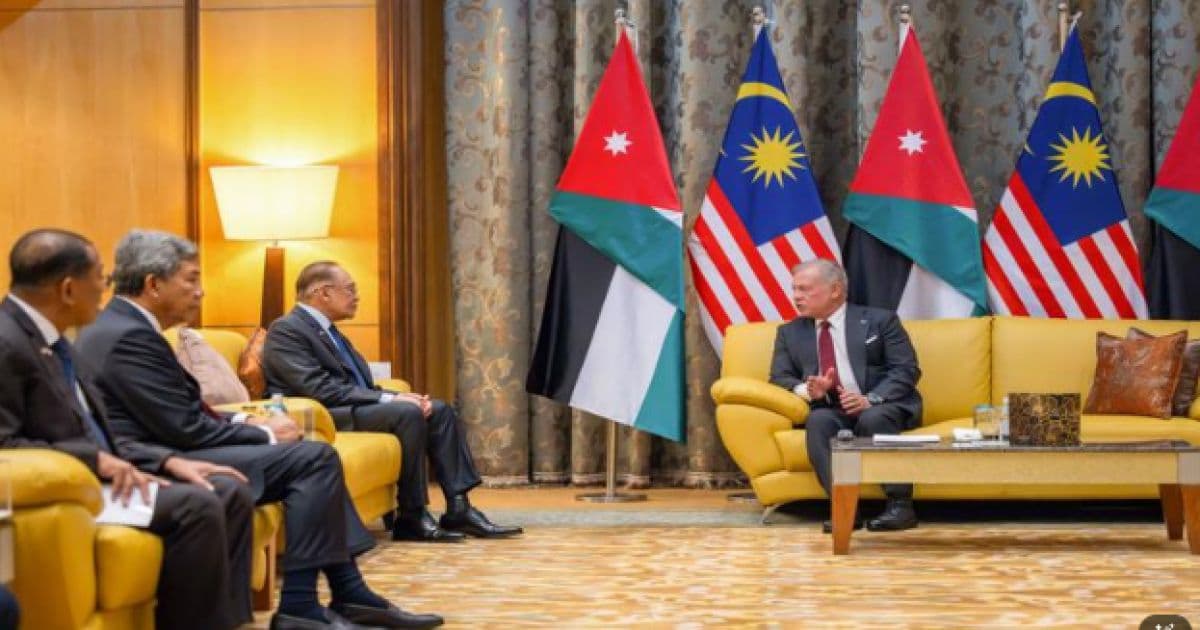 King reviews ties with Malaysian PM