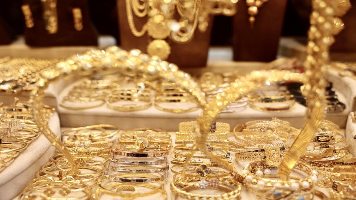 Gold prices drop to 87.90 dinars