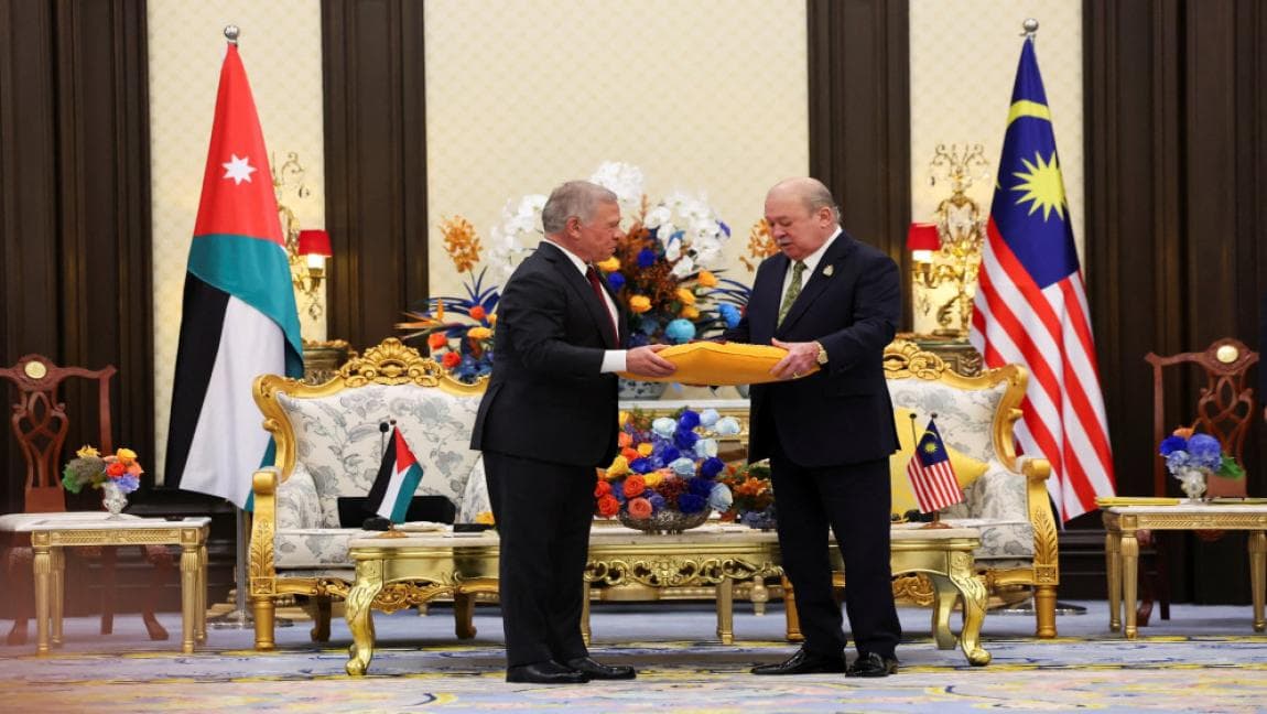 King awards Hussein Necklace to Malaysian Monarch