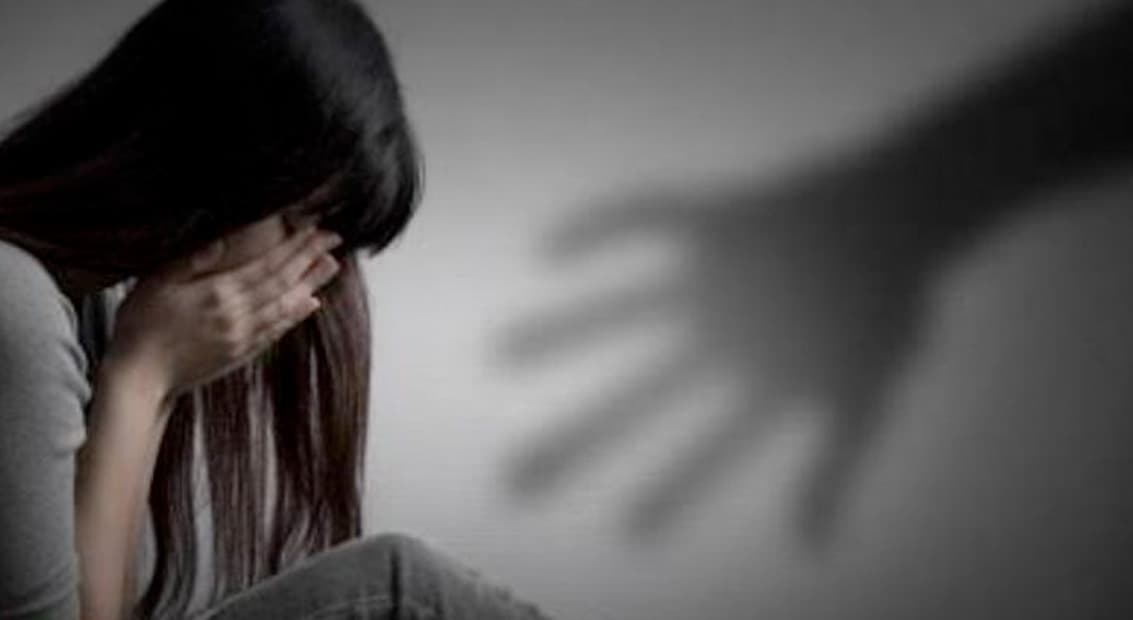 حارس عقار يخطف طفولة طالبة ويقيدها