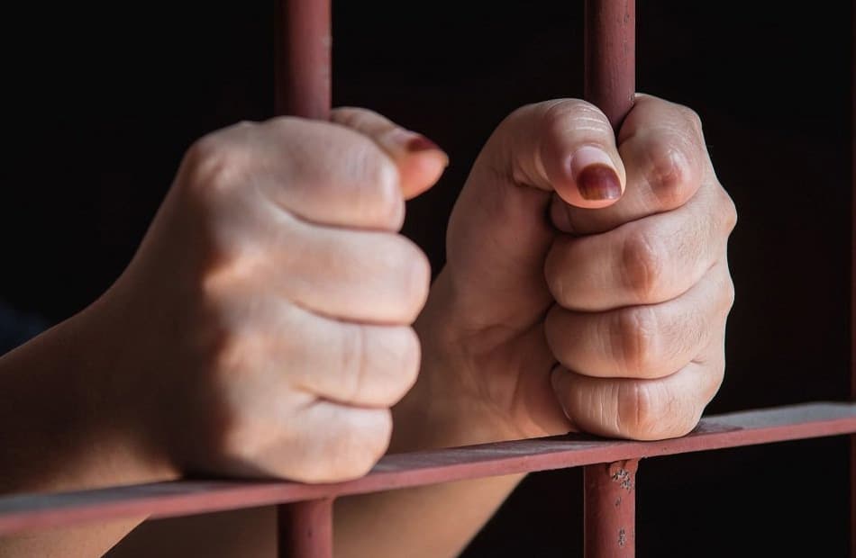 حبس منشئة محتوى لبثها فيديوهات خادشة في الجيزة