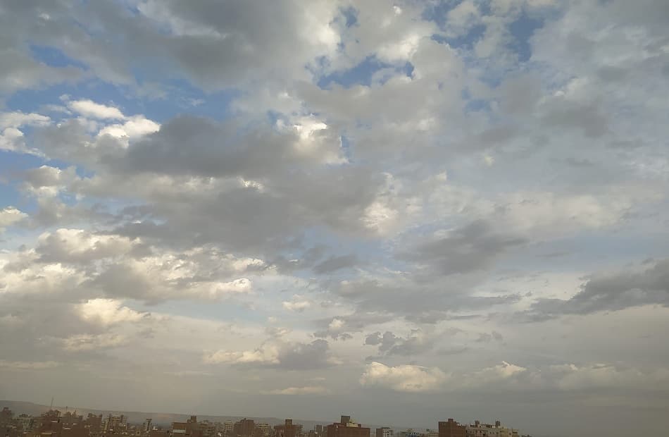 أمطار خفيفة وسحب كثيفة تضرب سوهاج