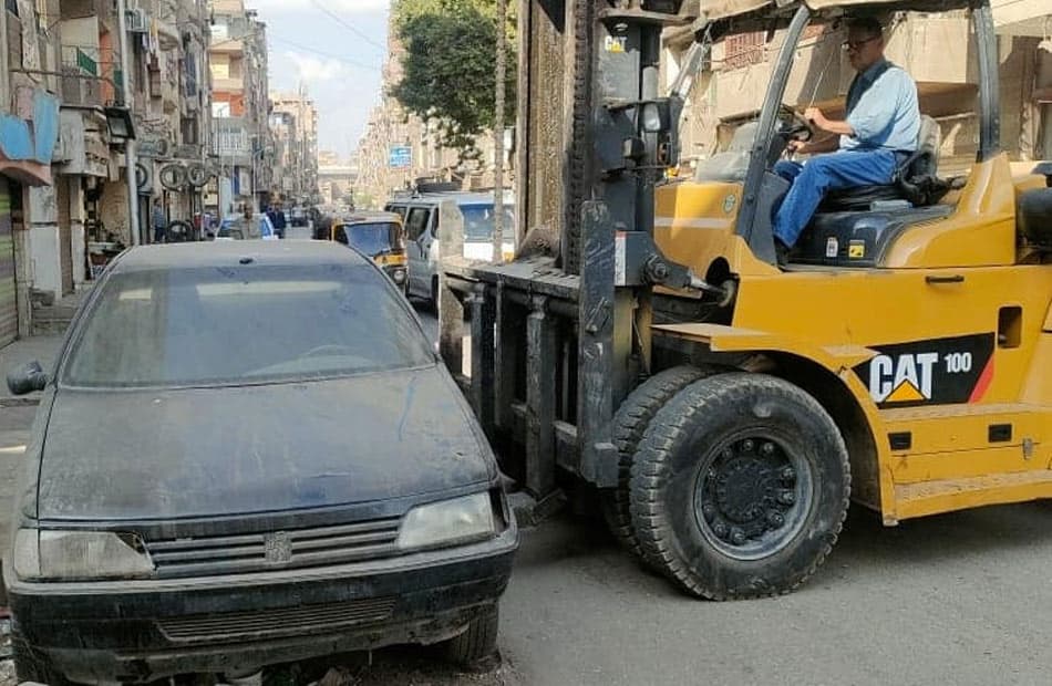 المرور يستمر في إزالة السيارات التالفة لمنع الحوادث