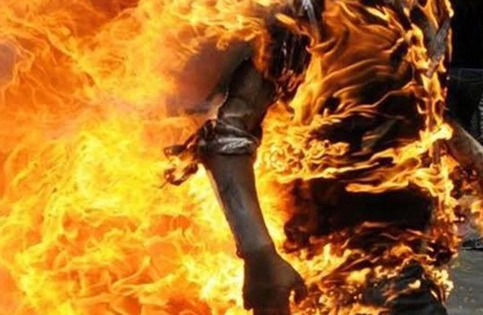 ضبط شخص أضرم النار بابنه في سوهاج