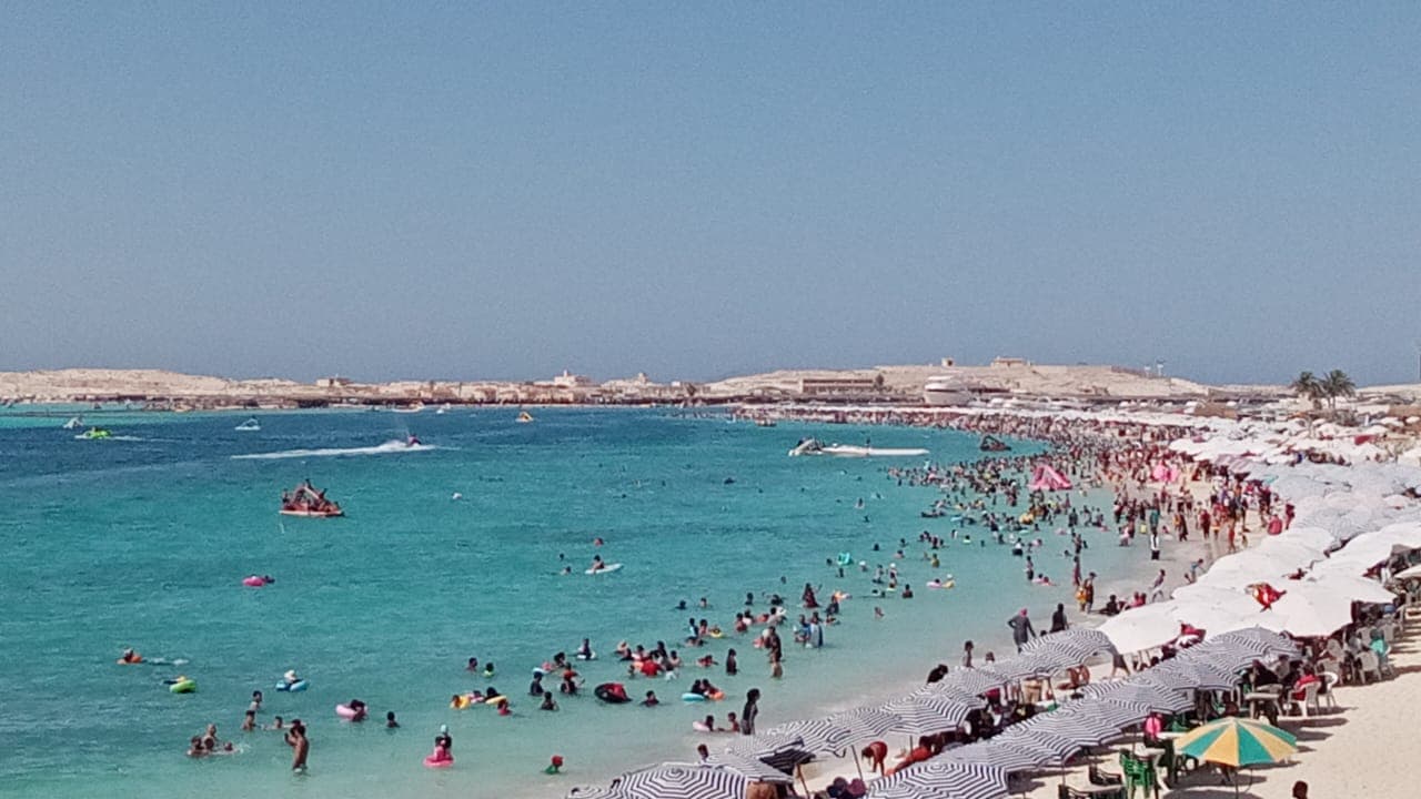حظر السباحة على شواطئ الإسكندرية الغربية