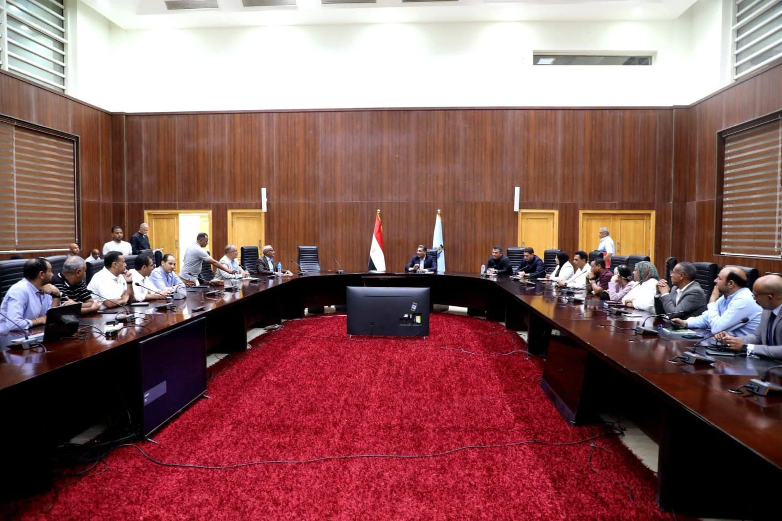 محافظ البحر الأحمر يعلن عن محطات مياه وتدابير في الإسكان والصحة