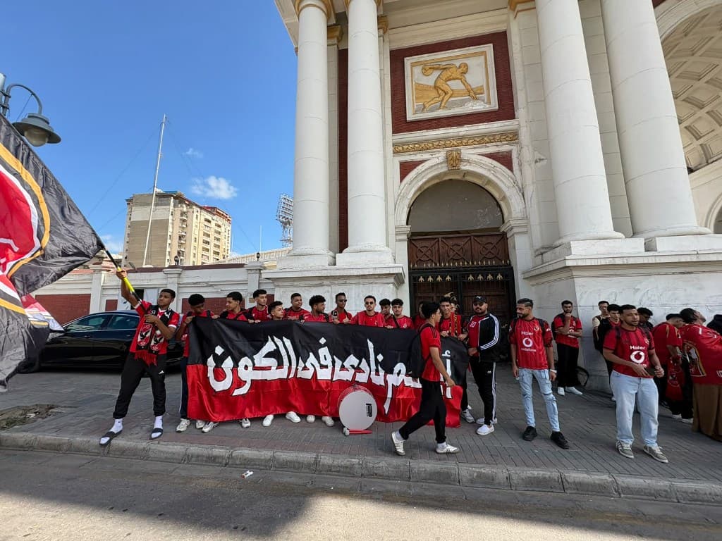 مشجعو الأهلي يتجهون لاستاد القاهرة
