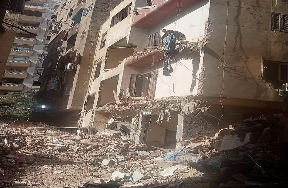 سقوط أجزاء من شرفة في باكوس بالإسكندرية