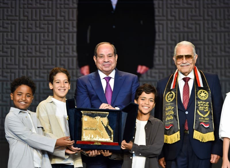 السيسي يشاهد فقرة عن تراب مصر