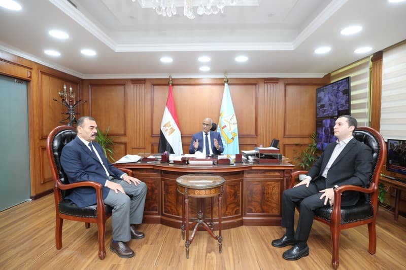 محافظ كفرالشيخ يتابع مشروع الإنترلوك والطوب