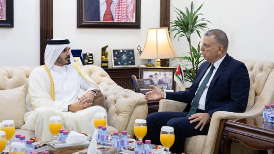 وزيرا الداخلية الأردني والقطري يناقشان التعاون