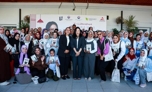 المركز الكوري ينظم حفل مع الكاتبة كانج جي يونج بمكتبة مصر