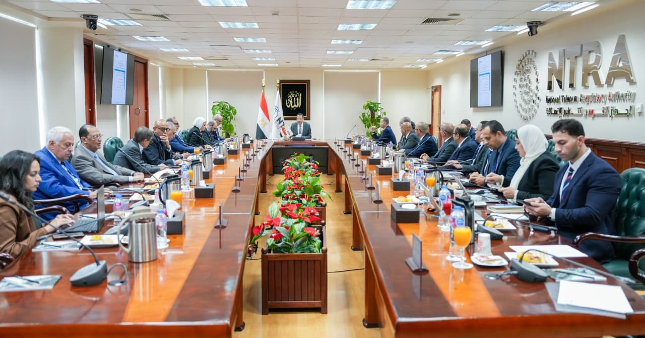 وزير الاتصالات يناقش تعزيز التصنيع المحلي وتطوير مراكز البيانات