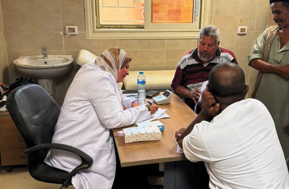 أسوان توجه قافلتين طبيتين شهريًا لبدو العلاقي