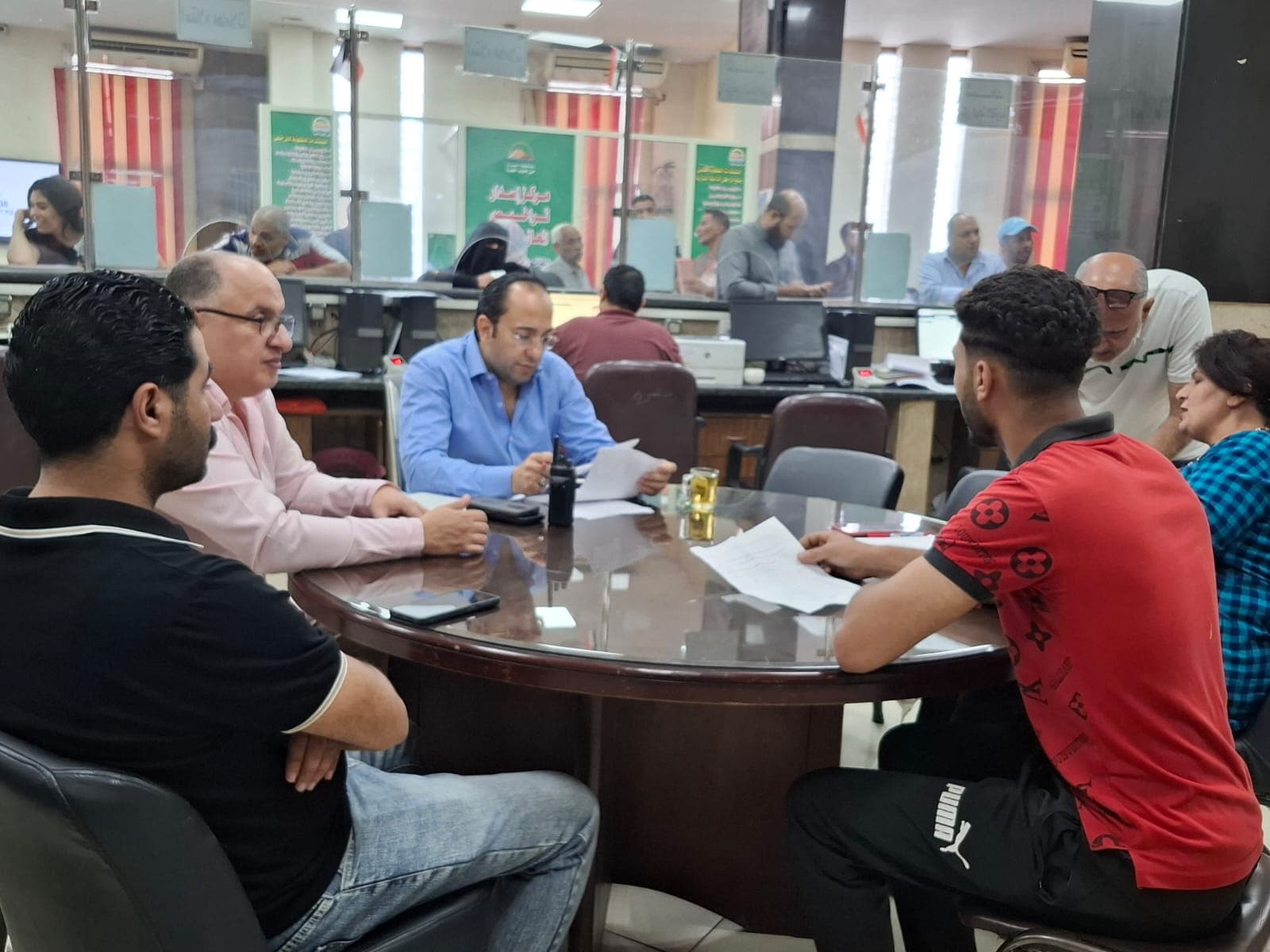 رئيس حي جنوب الجيزة يناقش طلبات المواطنين