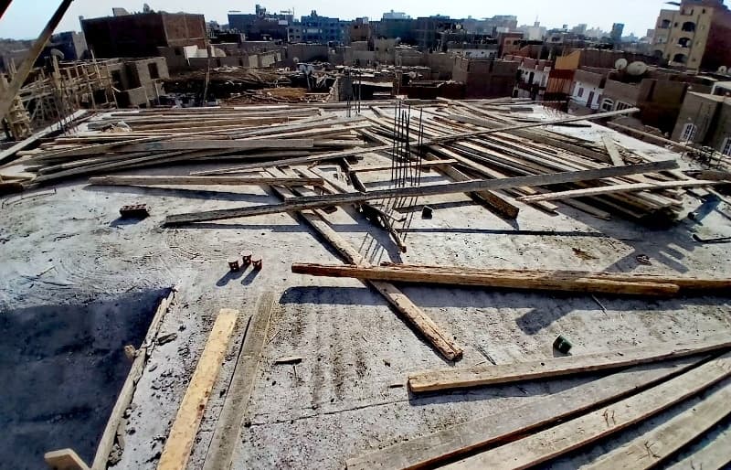 رئيس حي غرب القاهرة يتابع إزالة مبنى مخالف بالزمالك
