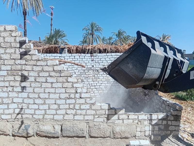 إزالة تعديات في مركز الطود بالأقصر