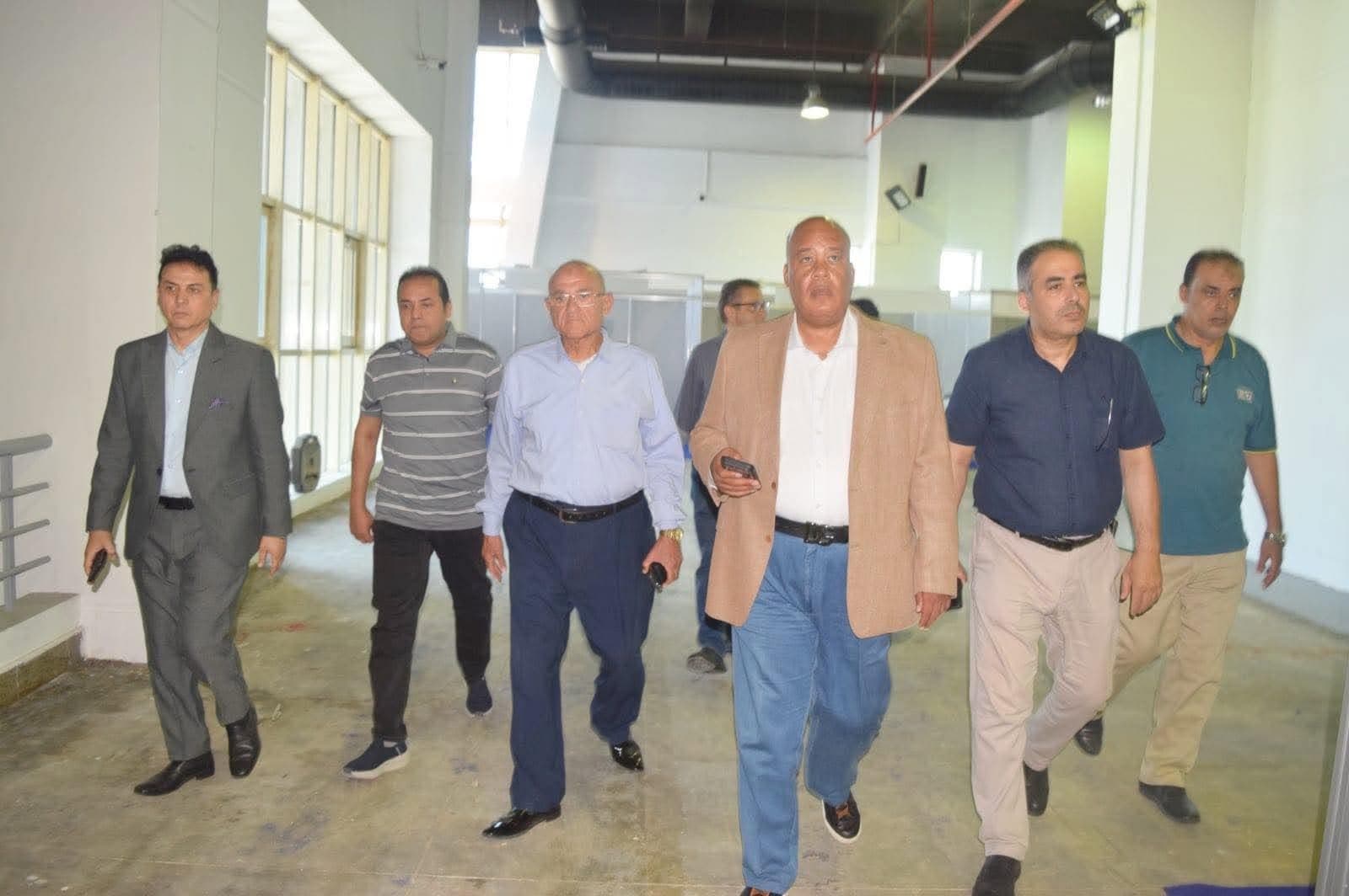 رئيس غرفة القاهرة يتفقد معرض أهلًا مدارس