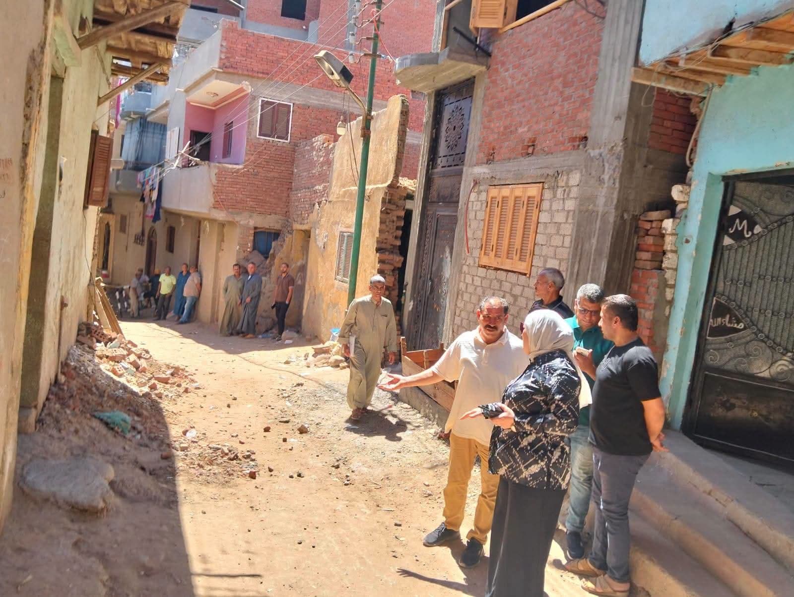 فتاة تُصاب بسقوط سقف منزل قديم في صالحجر