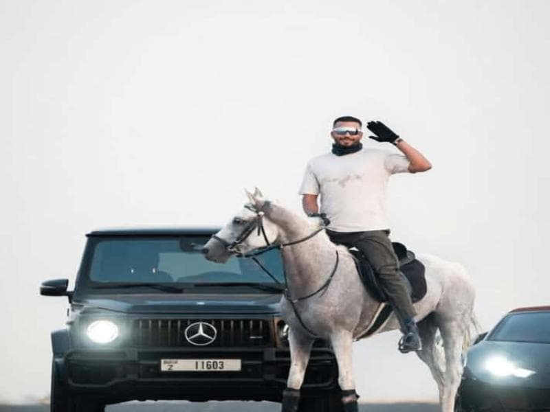 عصام السقا ينشر صورة جديدة على الحصان