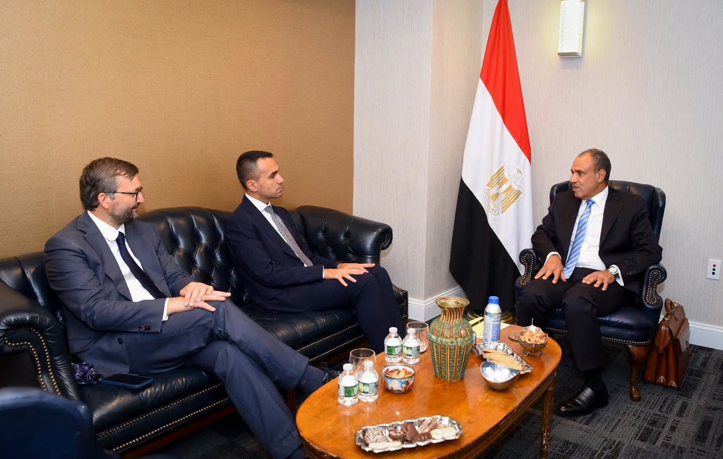 وزير الخارجية يناقش تطورات المنطقة مع المبعوث الأوروبي