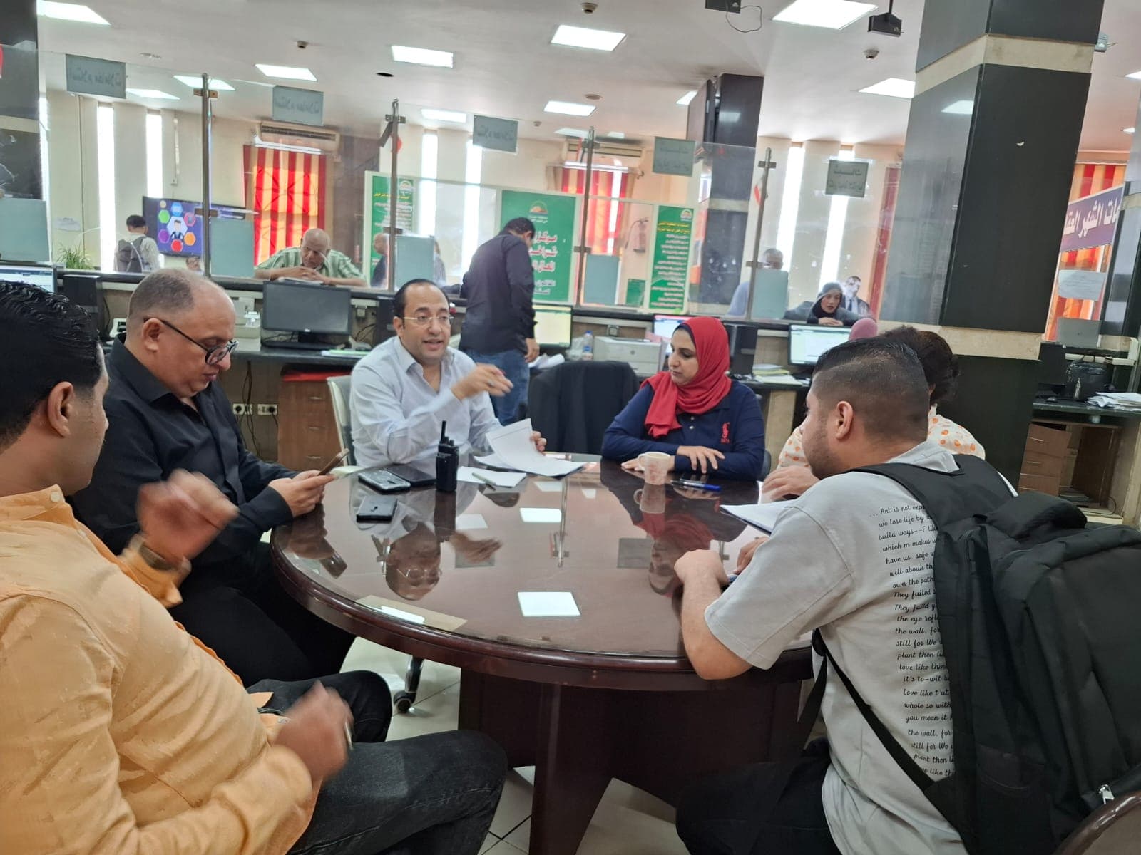 رئيس حي جنوب الجيزة يعالج مشكلات السكان