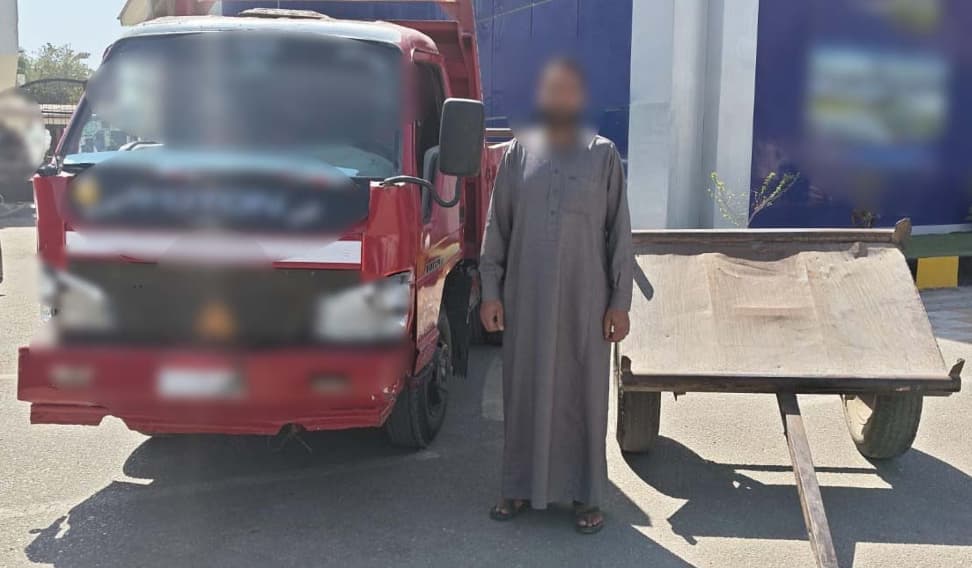 سائق نقل يهدد حياة المواطنين بأسياخ حديد غير مؤمنة