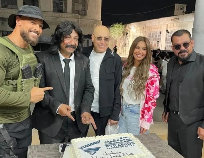 أحمد التهامي يحتفل بنهاية تصوير مسلسل عيلة تعمل عمايل