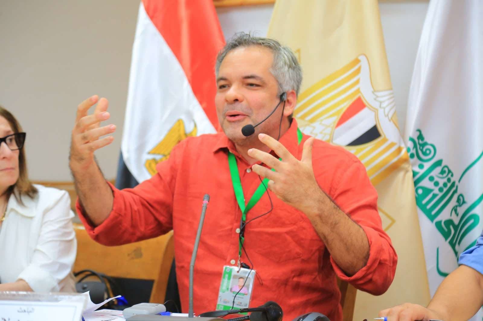 جورج هولندا يشدد على أهمية المسرح في الوعي