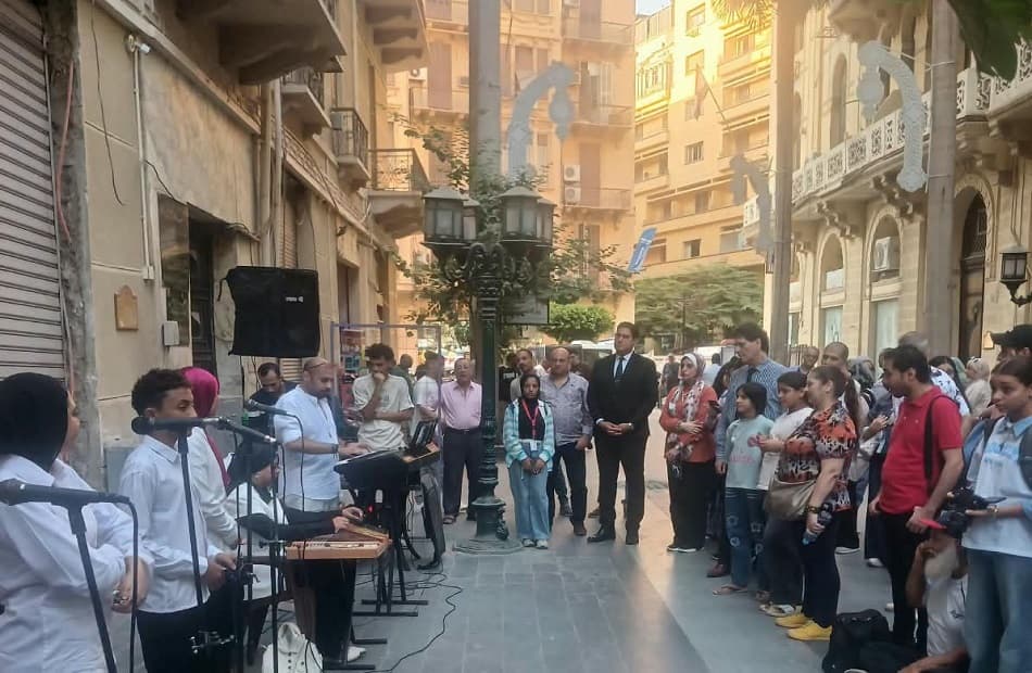 نائب محافظ القاهرة يزور فعاليات شارع الفن