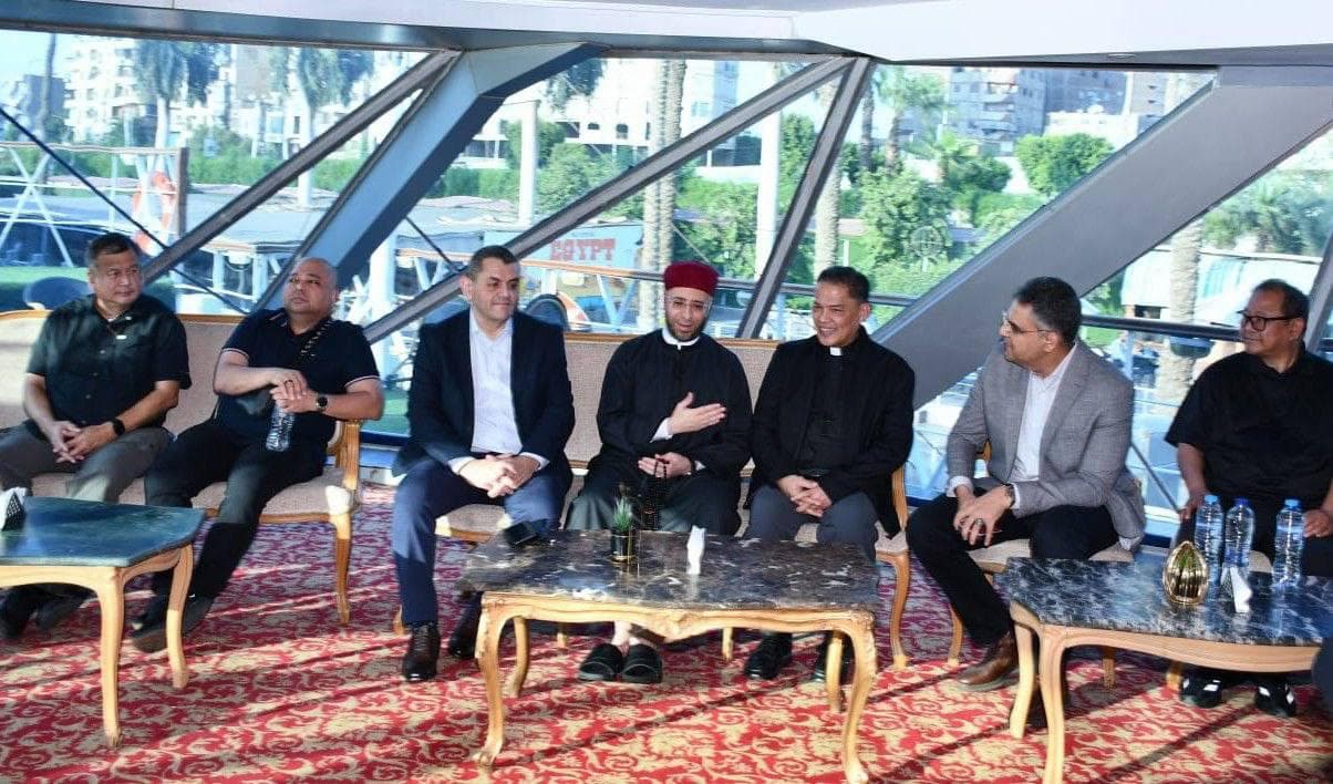 وزير الأوقاف يصحب رئيس أساقفة الفلبين في جولة نيلية