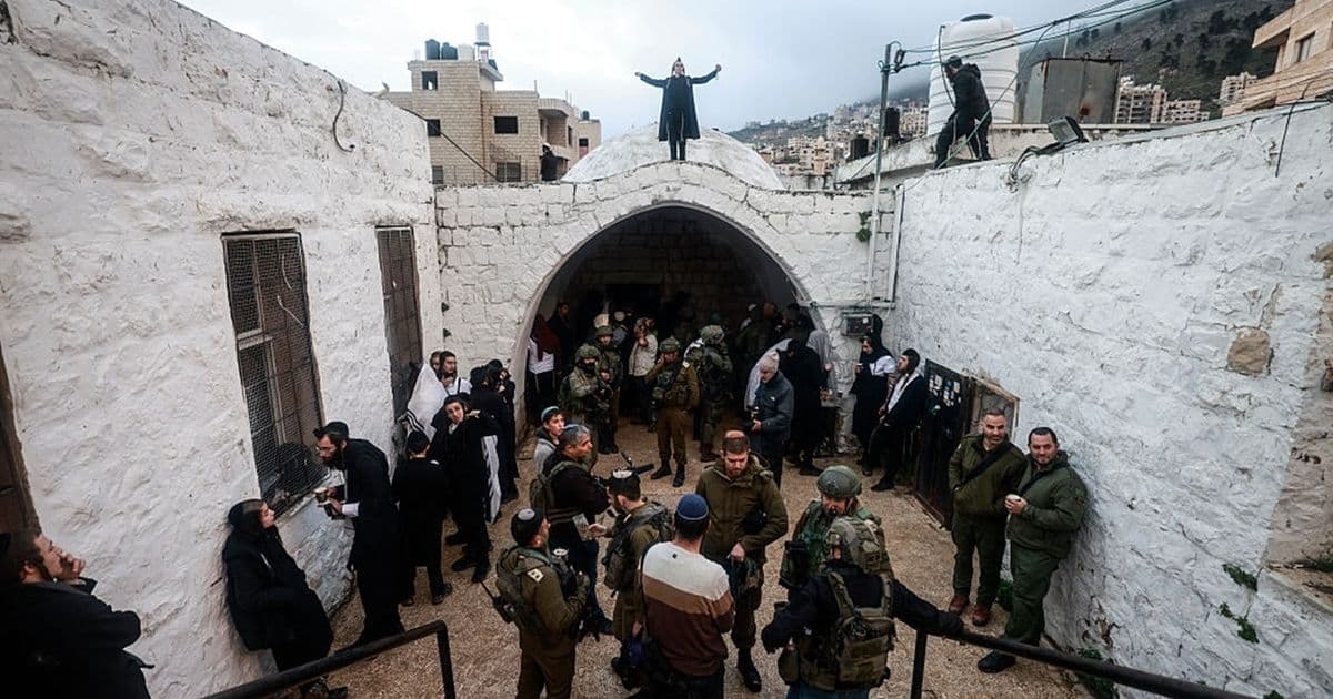 Settlers enter Joseph's Tomb guarded by army