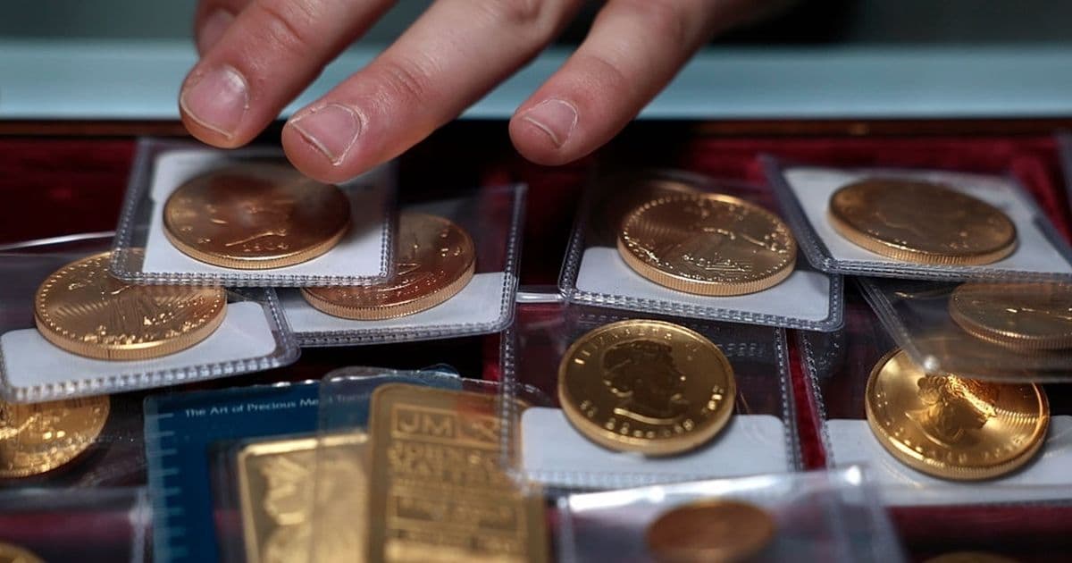 Gold dips as high interest rates persist