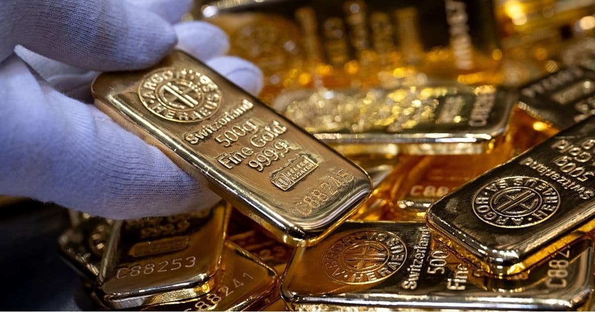 Gold remains near recent lows