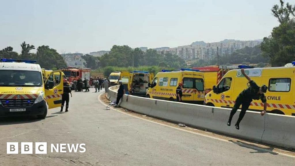 مصرع 25 في حادث حافلة بالجزائر