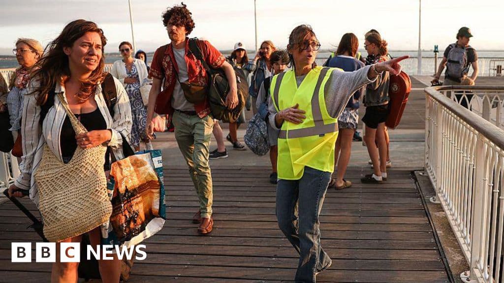 Tourists recount escape from France wildfires