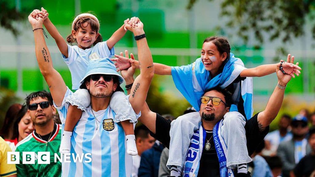 مشجعون سعداء بمشاهدة نهائي كأس العالم في أمريكا وكندا