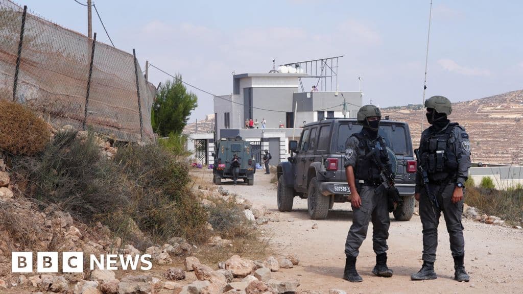 نشطاء يوزعون مساعدات للفلسطينيين في بيوت محاصرة