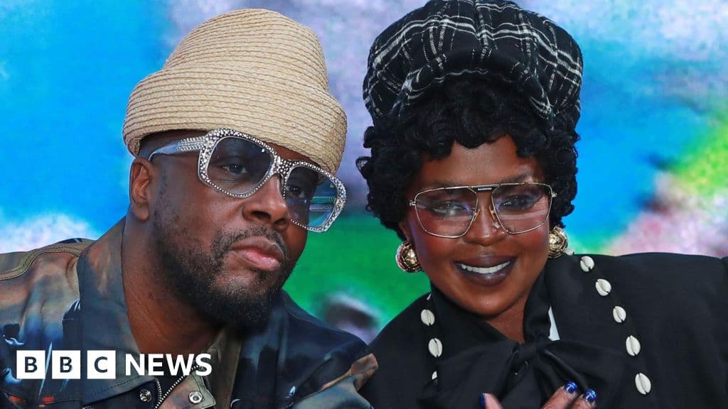 Lauryn Hill and Wyclef Jean Pose for Fan Hope of Fugees Return