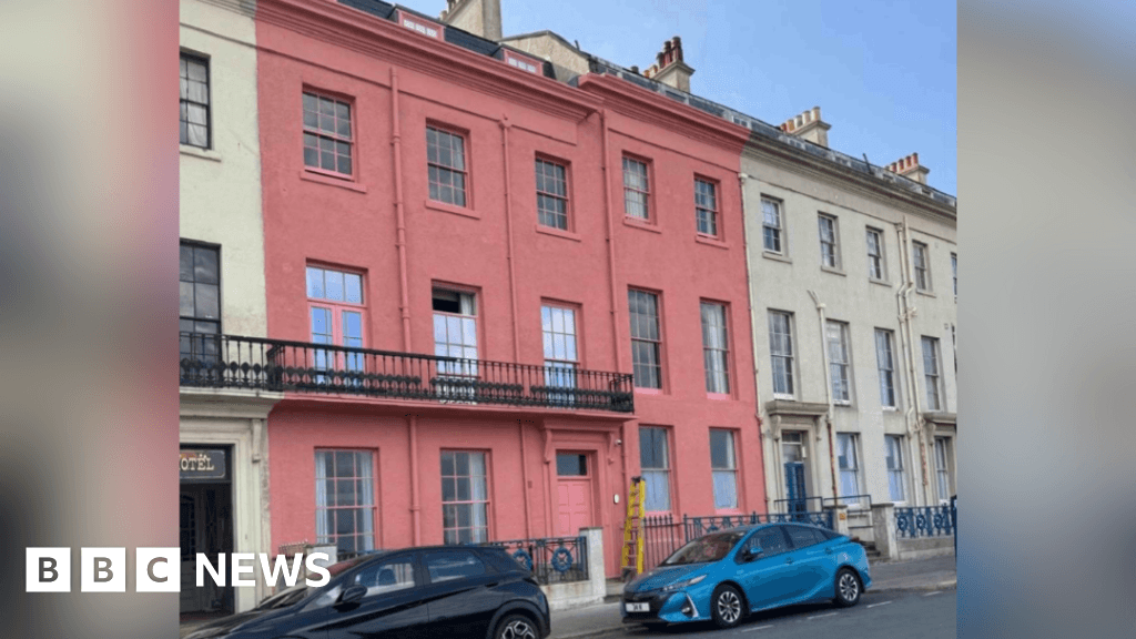 Whitby hotel to be repainted after unauthorized pink paint