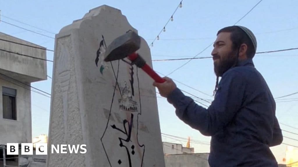 Israeli lawmaker damages Palestinian memorial