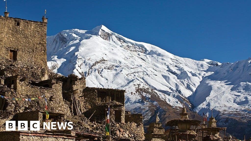 Nepal: Ten Climbers Missing After Avalanche