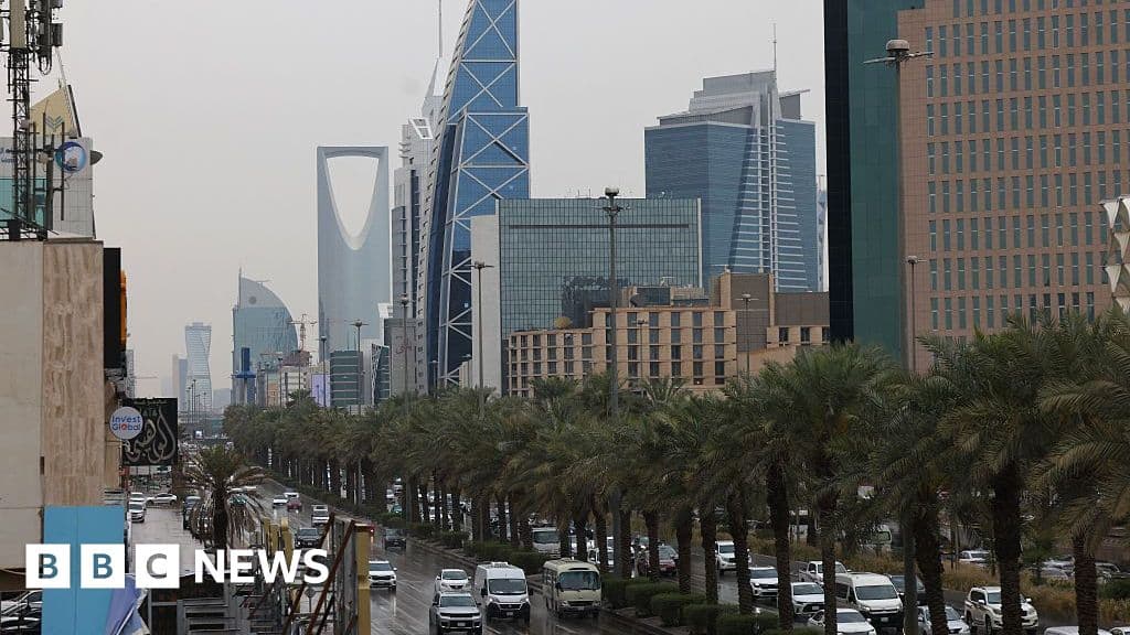 السعودية تطلق تحذيرات من غارات على الرياض